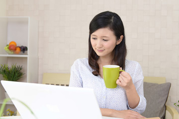 コーヒーを飲み寛ぐ女性