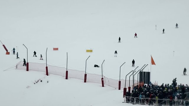 Timelapse de una estaci&oacute;n de esqu&iacute; en las filas del telecabina en formigal, valle de tena, pirineo aragon&eacute;s