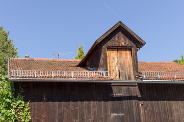 Alte Scheune mit Dachgaube zum Heu einlagern