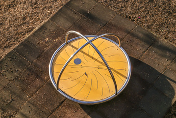 Spielgerät, Minikarussell auf einem Spielplatz