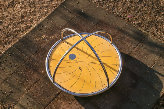 Spielger&auml;t, Minikarussell auf einem Spielplatz