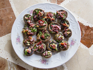 Champiñones rellenos de jamón ibérico