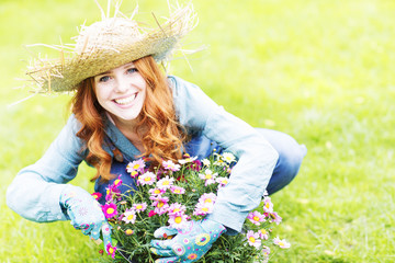 Frau mit Blumen im Garten