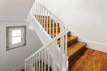 Crédence de douche en verre acrylique avec photo Escaliers Bel escalier avec plancher de bois franc