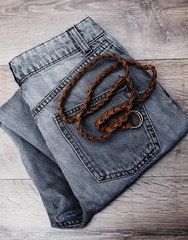 Blue Jeans with leather thin belt