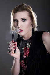 Frau Gsicht mit E-Zigarette dampft Porträt