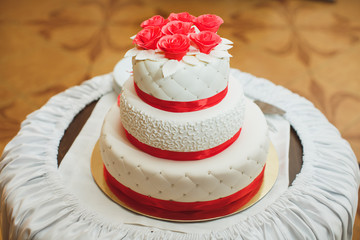 Obraz na płótnie Canvas Wedding cake at the Banquet. Cutlery.