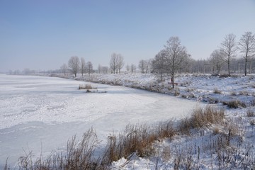 Winterlandschaft am zugefrorenen See