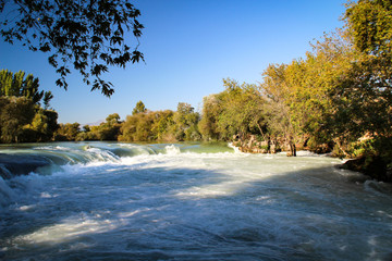 Fluss mit Wasserfälle, Stromschnellen, Natur, Europa