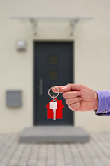 Hausschlüssel als Angbot für neues Haus und Wohnung