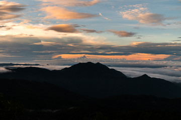 Obraz premium Sunrise at Doi Intanon National Park VIew point, Chiang Mai Thai