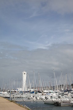 Le port de Crouesty dans les brumes oc&eacute;anes.