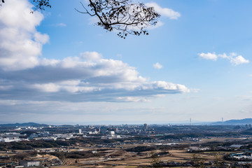 田園と 明石海峡大橋の遠景