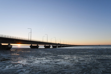 Fototapeta premium Ice floe by the bridge