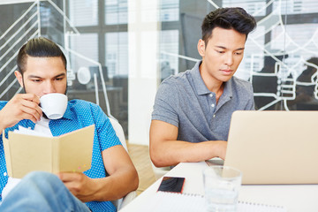 Zwei Programmierer am Laptop