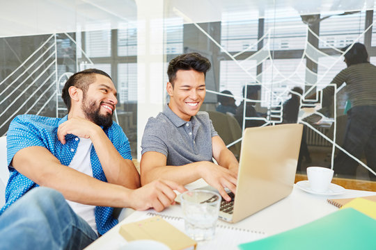 Studenten als Gr&uuml;nder am Laptop