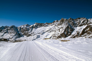 La pista da sci in mezzo alle montagne , sembra un'autostrada