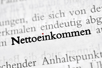 Fototapeta premium Nettoeinkommen - schwarz-weiß Text, roter i-Punkt