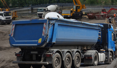 LKW Baustoff Transporter auf Baustelle
