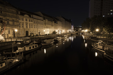 Fototapeta na wymiar Berlin River at Night