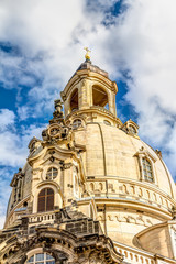 Fototapeta na wymiar Historisch wiederaufgebaute Frauenkirche am Neumarkt in der Altstadt von Dresden