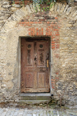 Fototapeta na wymiar Alte Tür eines Hauses mit Mauern aus Bruchsteinen in Regensburg 