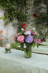 Garten und Gartengestaltung: Bunter Sommer Blumenstrauss als Tischdekoration