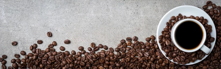  Kopje koffie met koffiebonen op grijze stenen achtergrond. Bovenaanzicht © Leszek Czerwonka