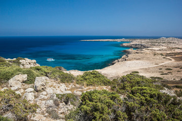 Fototapeta na wymiar Sea bay with rocky beaches.