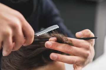 Papier Peint photo Lavable Salon de coiffure Coiffeur compétent faisant la coupe de cheveux par l& 39 outil spécial