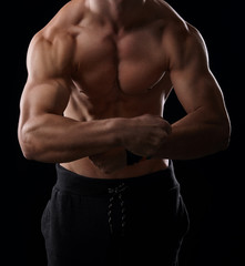 Fototapeta na wymiar Muscular man showing his muscular arms