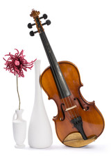 Obraz na płótnie Canvas Натюрморт со скрипкой, белыми вазами и цветком из шерсти на белом фоне