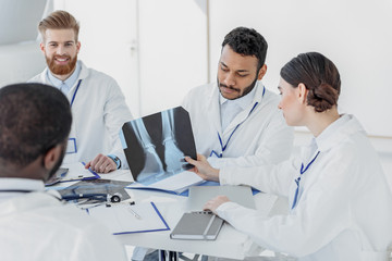 Obraz premium Professional general practitioners discussing radiograph