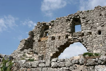 Papier Peint photo Rudnes Ruines pierreuses de la forteresse médiévale Mangup Kale dans les montagnes de Crimée, en Crimée.