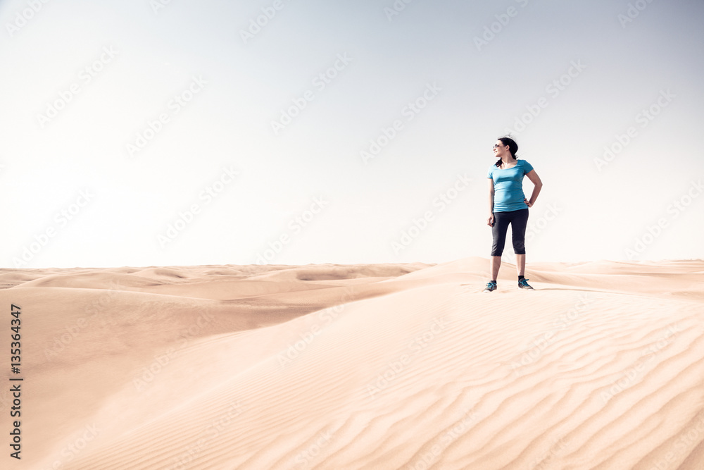 Wall mural jogging in the desert