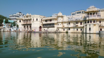 Udaïpur, reflets sur le lac Pichola (Inde)