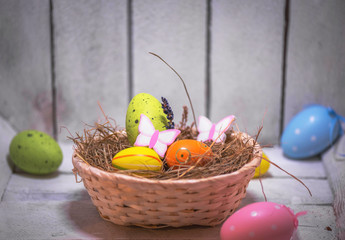Easter, Osternest mit bunten Eiern