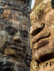 Nahaufnahme einer Gesichter-Säule im Bayon, Angkor, Kambodscha