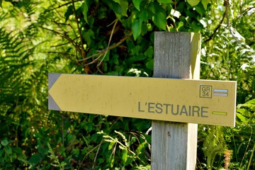Panneau pour les randonneurs qui indique la direction de l'estuaire à Plouguiel en Bretagne