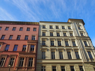Fototapeta na wymiar Berlin-Mitte: Sanierte Altbaufassaden im Sonnenlicht