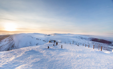 Zimowa panorama ze szczytu Śnieżki tuż przed zachodem słońca