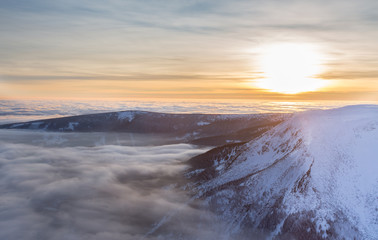 Obraz premium Zimowa panorama ze szczytu Śnieżki tuż przed zachodem słońca