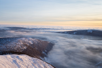 Zimowa panorama ze szczytu Śnieżki tuż przed zachodem słońca