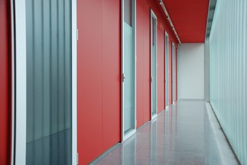 Pasillo rojo con puertas