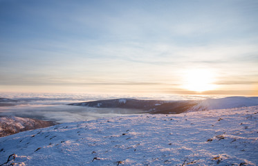 Zimowa panorama ze szczytu Śnieżki tuż przed zachodem słońca