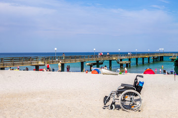 Rollstuhl am Strand 