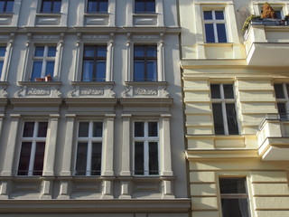 Fototapeta premium Berlin-Mitte: Sanierte Altbaufassaden im Sonnenlicht