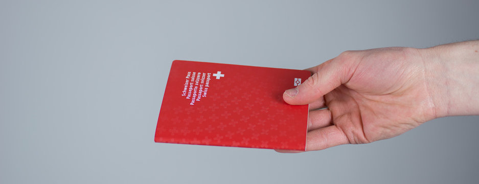 Schweizer Pass in der Hand