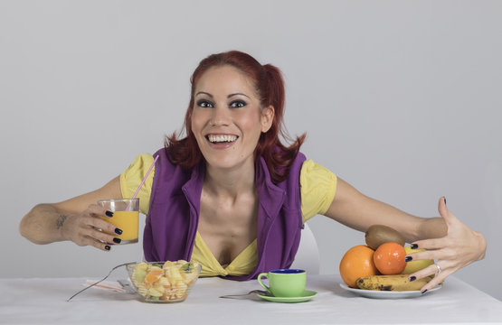 Mujer desayunando feliz y divertida