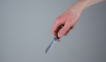 Mann hält ein Taschenmesser in der Hand